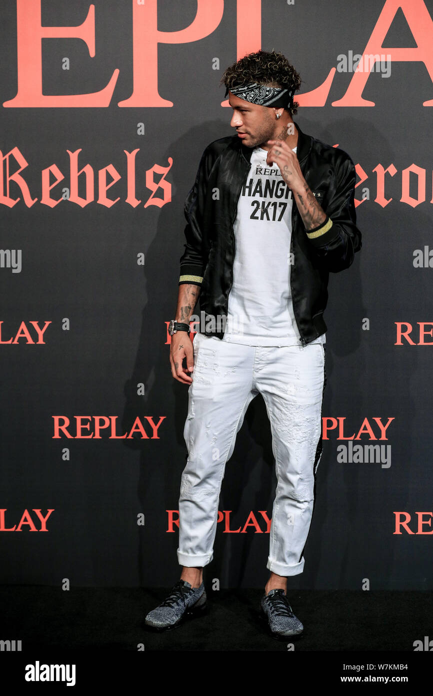 La estrella del fútbol brasileño, Neymar o Jr., plantea como él al Fashion Show del Replay Otoño/Invierno 2017/18 colección con una etiqueta herit Fotografía de stock - Alamy