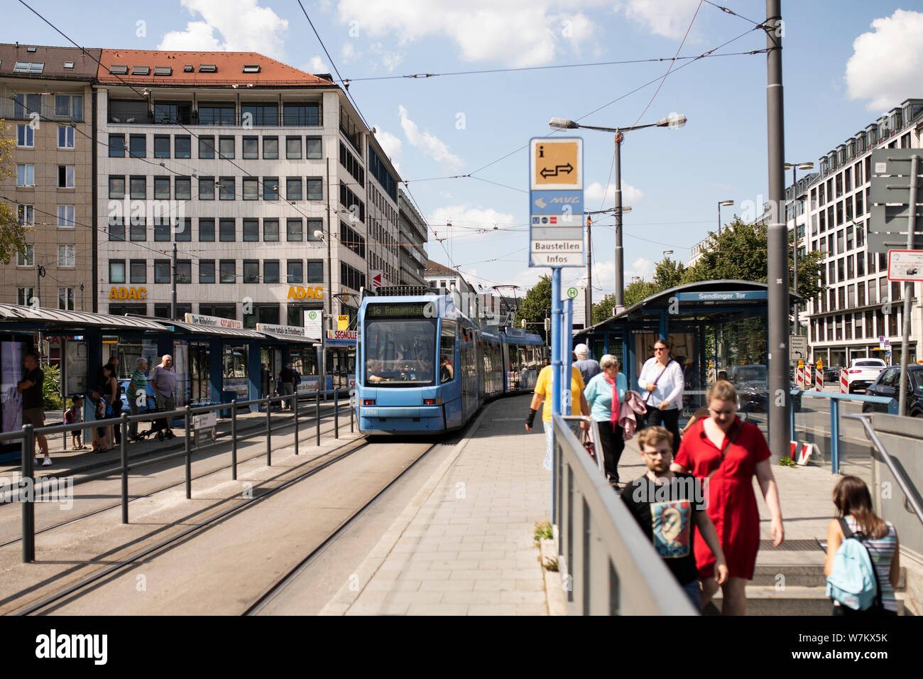 La estación de tranvía Sendlinger Tor en Sonnenstrasse en Munich, Alemania, en un día de verano. Foto de stock