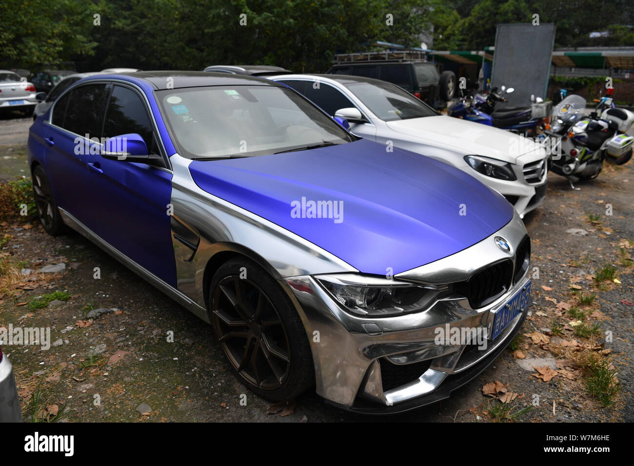 Un automóvil BMW modificado ilegalmente abandonado por su propietario es visto en un estacionamiento en la ciudad de Chengdu, en el suroeste de la provincia china de Sichuan, el 31 de julio de 2017. Malos Foto de stock