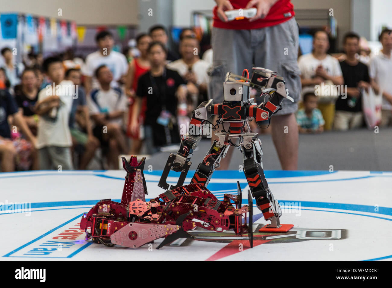 Los Robots toman parte en un robot de batalla durante la Maker Faire Xi'an  2017 en la ciudad de Xi'an, en el noroeste de la provincia de Shaanxi,  China, 15 de julio