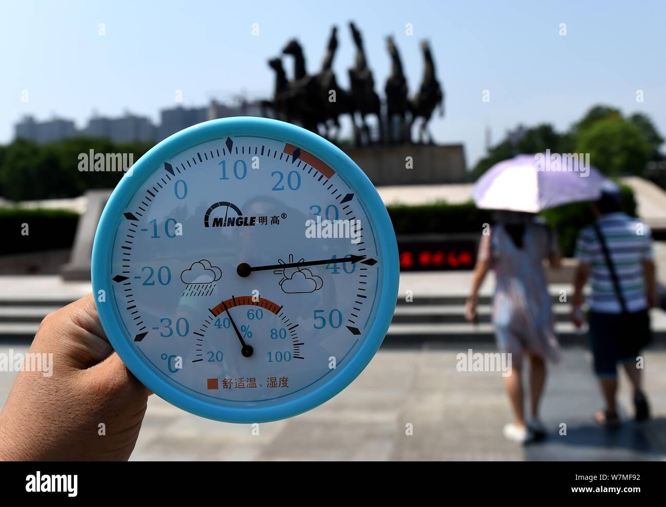Un residente local muestra un termómetro que muestra la temperatura actual  hasta alcanzar 39 grados centígrados en un día abrasador en la ciudad de  Luoyang, China central Fotografía de stock - Alamy