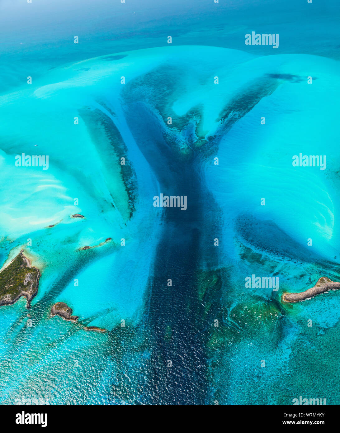 Imagen aérea muestra bancos de arena e islas del archipiélago de las Bahamas, el Caribe, febrero de 2012 Foto de stock