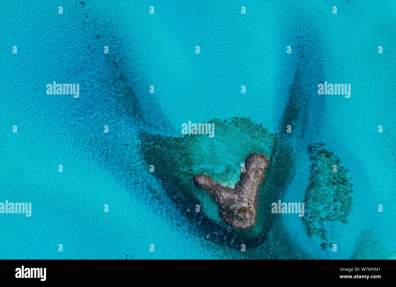 Imagen aérea que muestra el mar alrededor de bancos de arena e islas del archipiélago de las Bahamas, el Caribe, febrero de 2012 Foto de stock