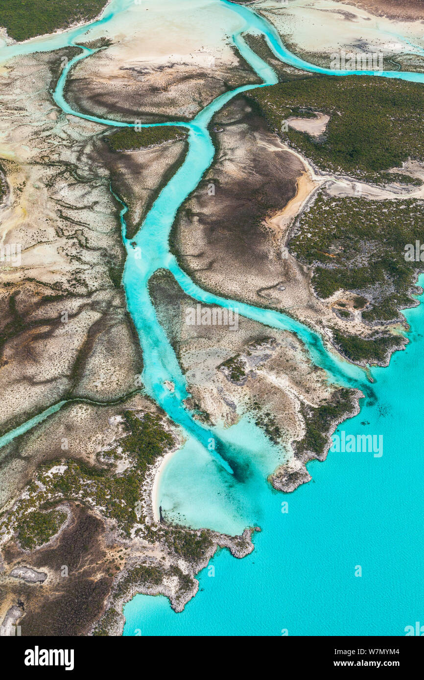 Vista aérea de la costa de la isla del archipiélago de las Bahamas, el Caribe, febrero de 2012 Foto de stock