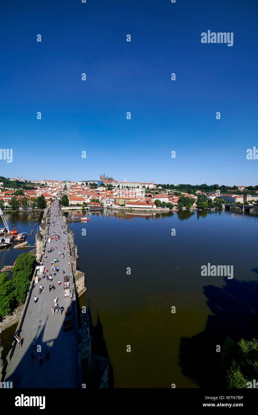Praga, República Checa. Vista aérea del castillo (hrad), el río Vltava y el Puente Charles Foto de stock
