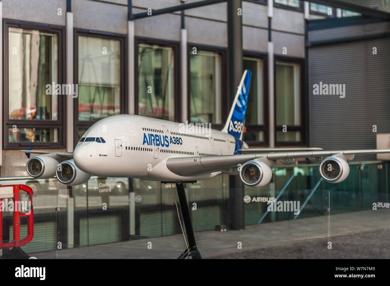 --FILE -- un modelo de avión Jumbo Airbus A380 está en la pantalla en la parte delantera del grupo de Airbus UK en Londres, Reino Unido, 16 de julio de 2016. Airbus ha firmado Foto de stock