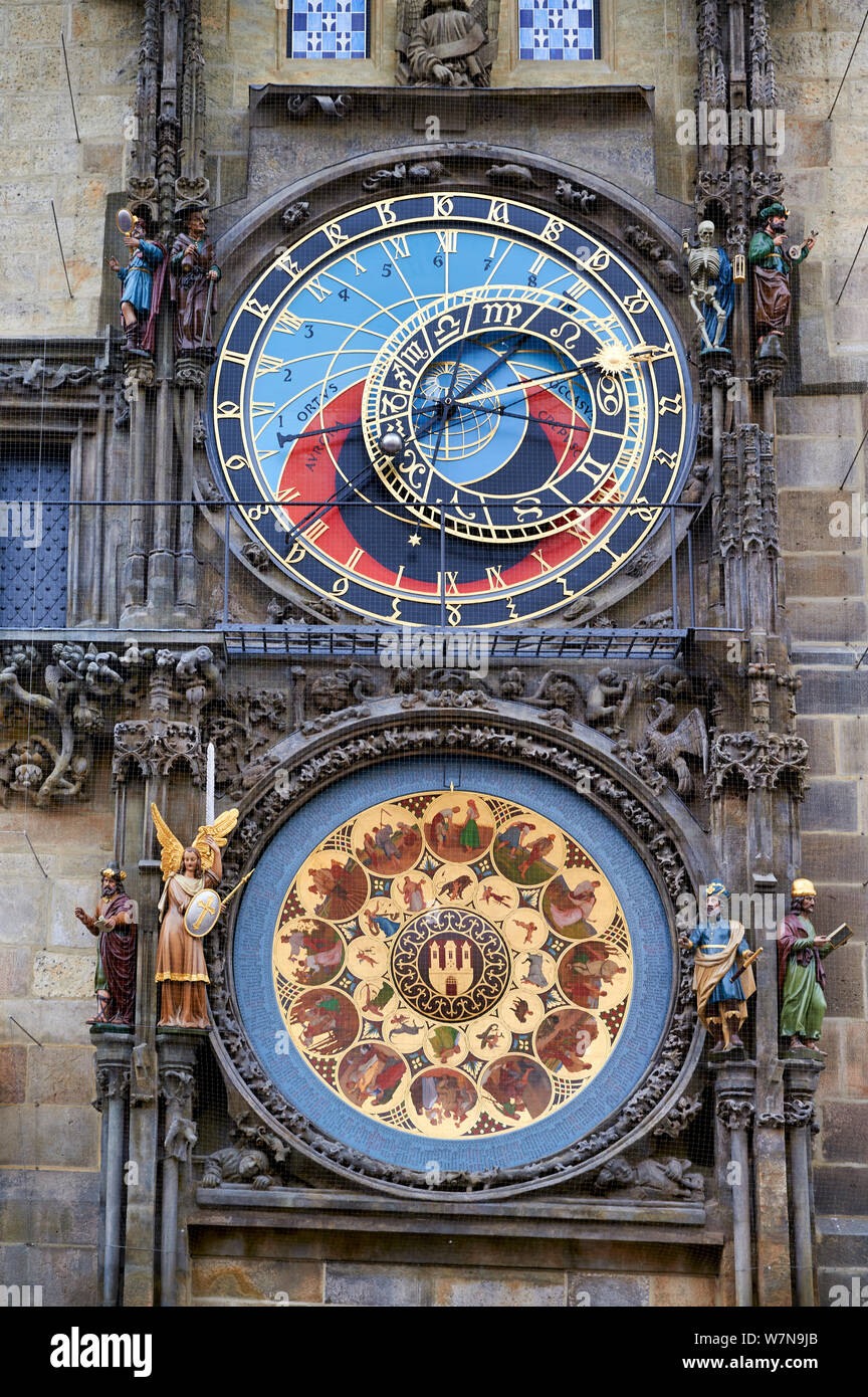 Praga, República Checa. Praga Orloj, medieval, un reloj astronómico montado en el Ayuntamiento de la Ciudad Vieja Foto de stock