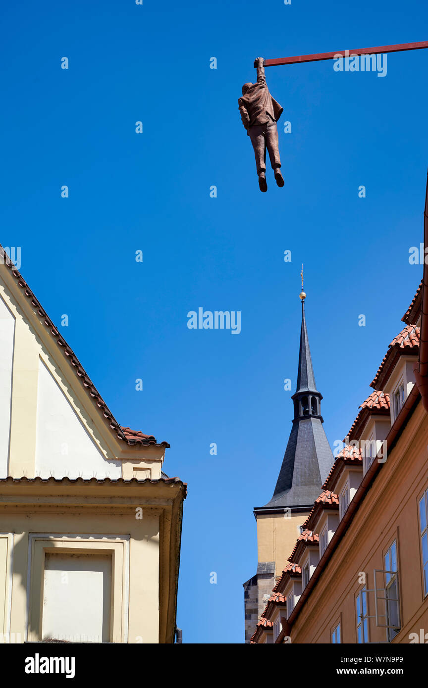 Praga, República Checa. Hombre colgado. Una obra de David Cerny en el casco antiguo de la ciudad Praga, República Checa. Hombre colgado. Una obra de David Cerny en el casco antiguo de la ciudad
