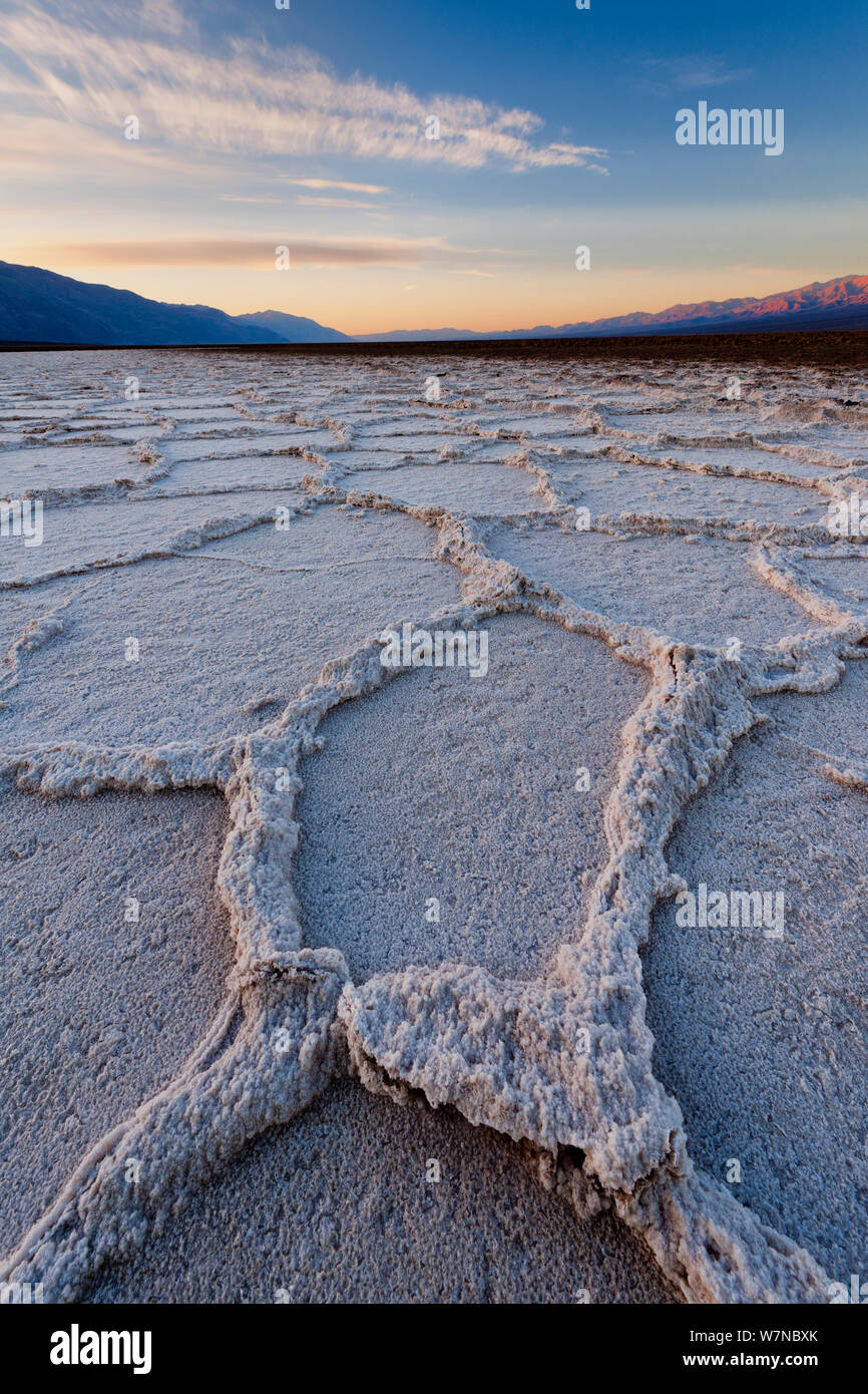 El Parque Nacional Valle de la muerte, el desierto de Mojave, en California. Formaciones salinas en el suelo del valle. De marzo de 2012. Foto de stock
