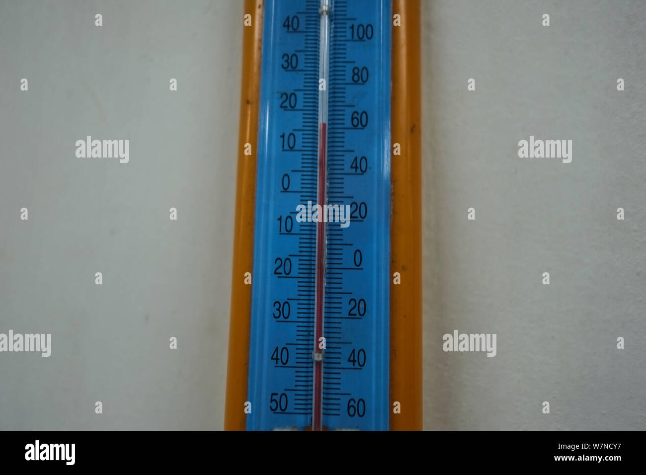 Un termómetro en la pared muestra la temperatura actual - 16 grados  centígrados en un refugio antiaéreo en la ciudad de Xi'an, en el noroeste  de la provincia de Shaanxi, China Fotografía
