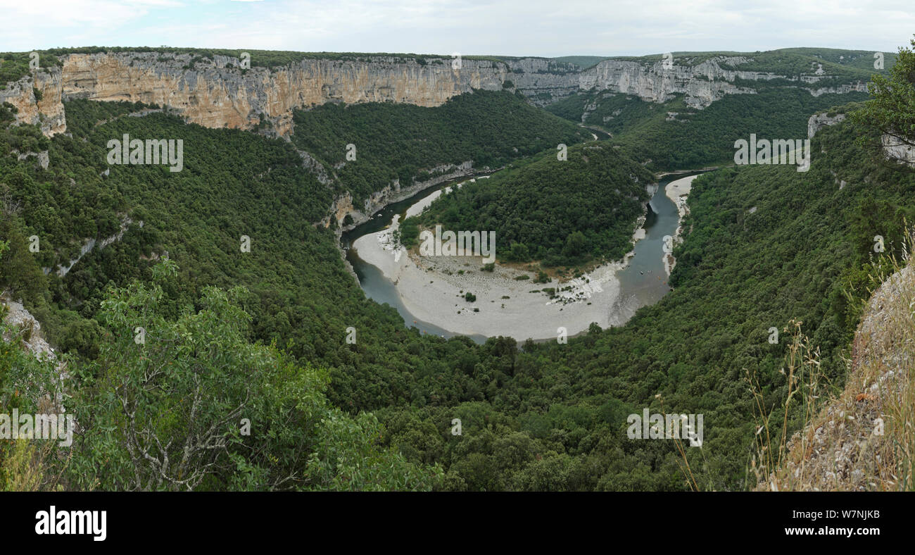 Amplio ángulo de visión del meandro del río Ardèche, Francia. Foto de stock