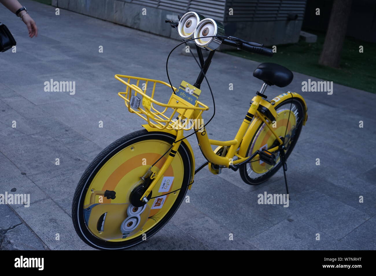 Una bicicleta de servicio de uso compartido de bicicletas chinas ofo con  Universal's little-shaped Twinkie Minions es retratada en una carretera en  Beijing, China, 30 de junio de 201 Fotografía de stock -
