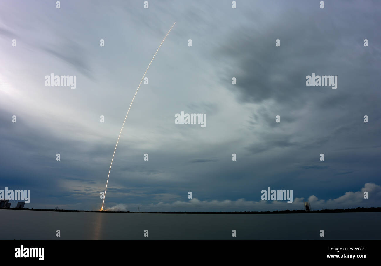 El tiempo de exposición de un cohete SpaceX Falcon 9 se lanza en un cielo nublado durante la estación de la Fuerza Aérea de Cabo Cañaveral Foto de stock