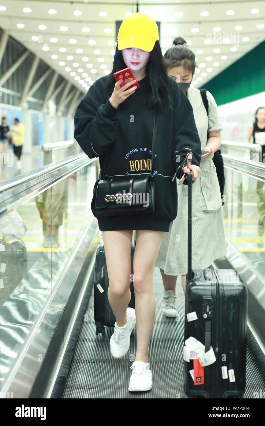La actriz china Yang Mi es retratada en el Aeropuerto Internacional de  Beijing en Beijing, China, 15 de julio de 2017. Hoodie: Balenciaga:  zapatillas Adidas NMD R1 Fotografía de stock - Alamy