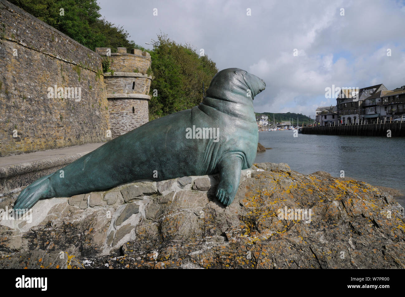 Estatua de bronce en memoria de 'Nelson' un toro junta gris que frecuentaban Looe isla y puerto, Looe, Cornwall, Reino Unido, junio de 2012 Foto de stock