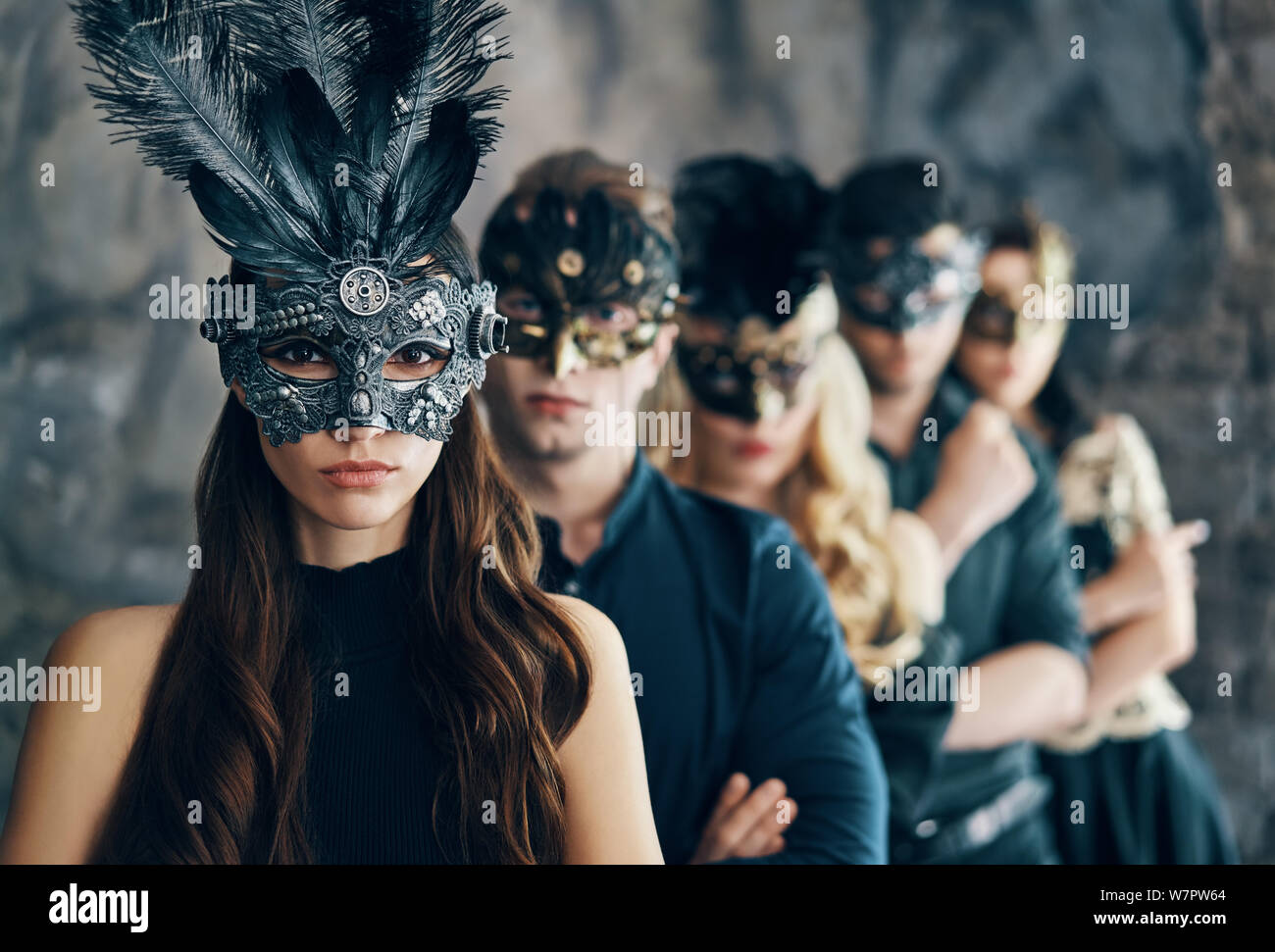 Rostro de mujer con máscara veneciana de carnaval