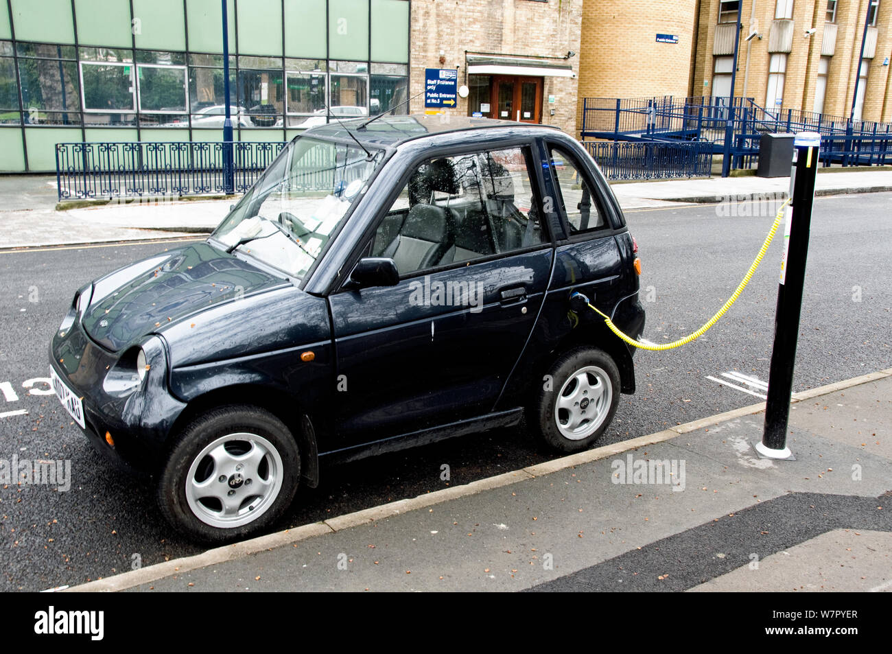 Recarga de coches eléctricos en un sitio de recarga del vehículo eléctrico Elektrobay en una calle urbana, London Borough of Islington, Inglaterra Foto de stock