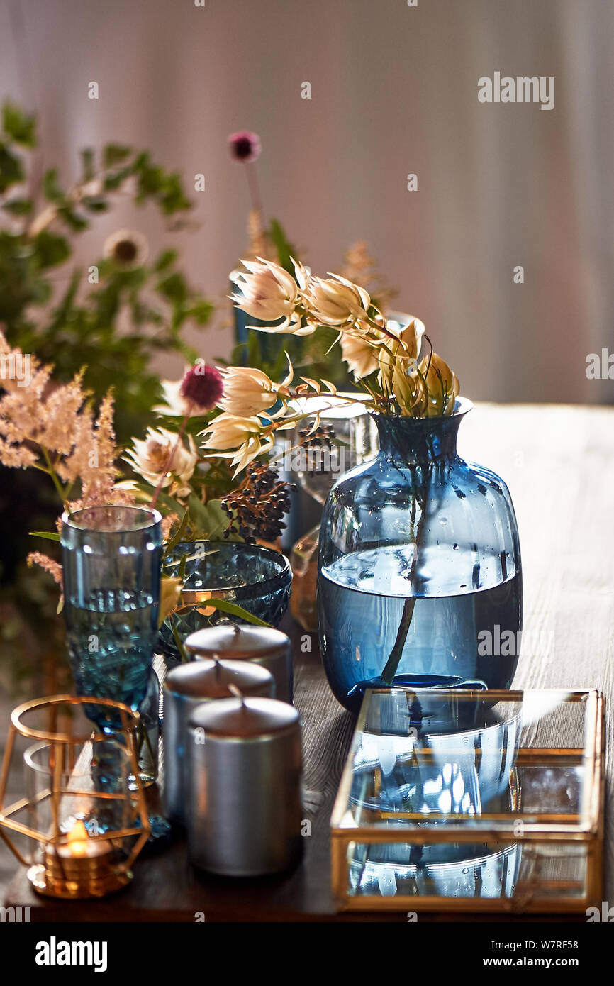 Tabla de decoración azul novios, platos, botellas de flores y velas. floristería de boda Fotografía de stock - Alamy
