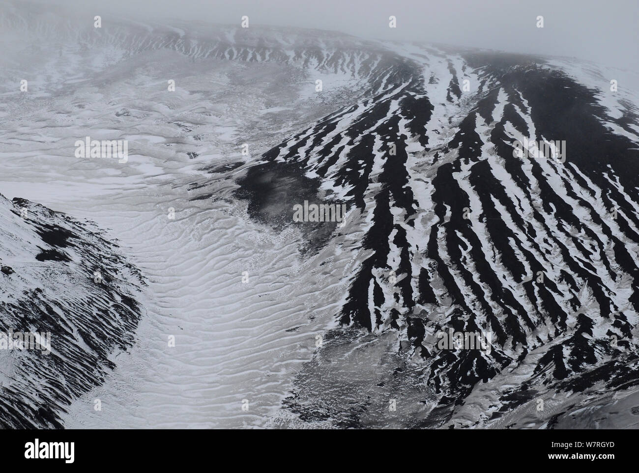 Nieve y cenizas volcánicas en la Isla Decepción, Antártida, filmación aérea Foto de stock