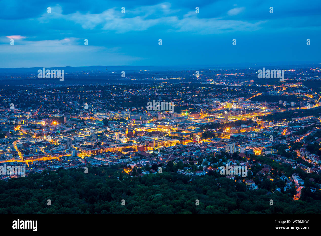 Alemania, ilumina la noche las luces del centro de la ciudad de Stuttgart desde arriba la perspectiva aérea en verano Foto de stock