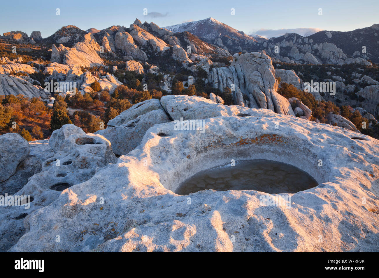 Un cráter lleno de hielo con vistas de las rocas de granito esculpido esparcidos por el paisaje de la ciudad silenciosa de rocas National Preserve. Idaho. De abril de 2013 Foto de stock