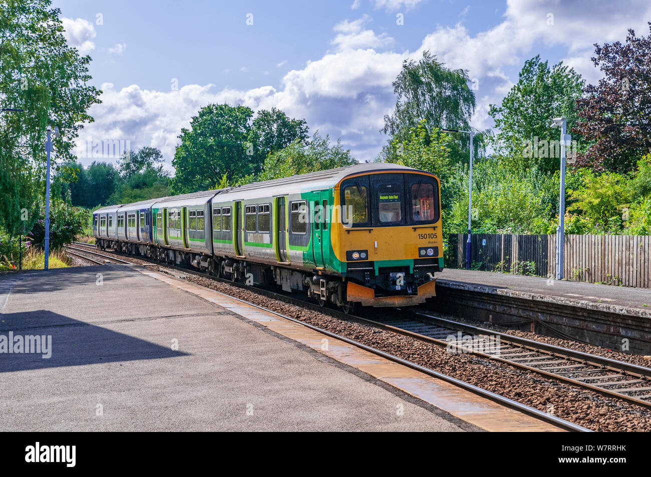 Clase 150 Sprinter diesel DMU tren pasa a través de la estación de Sankey. Foto de stock