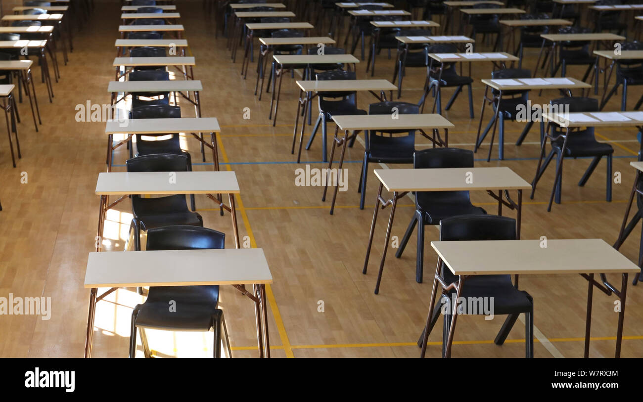 Varias vistas de un examen o hall de la sala de examen establecido listo para que los estudiantes puedan sentarse prueba. Múltiples escritorios mesas y sillas. La educación, la escuela, el estudiante Foto de stock
