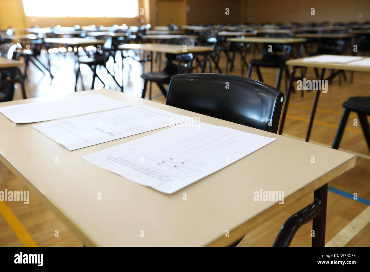 Examen de la sala de examen o hall configurado listo para estudiantes