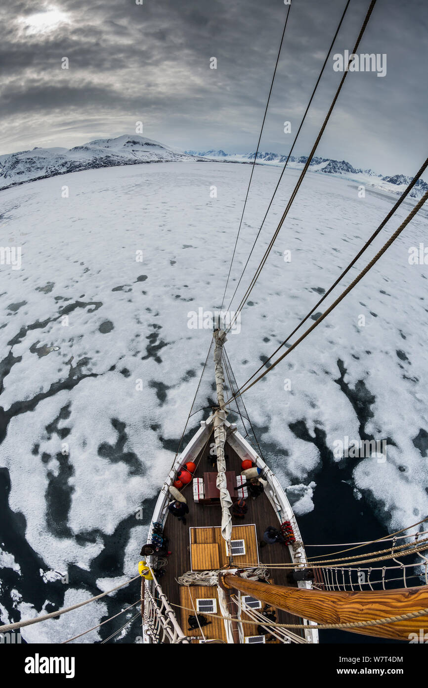 Vista desde la parte superior de un mástil de un barco de vela de hielo polar en Woodfjord, Svalbard, Noruega, en junio de 2012. Foto de stock