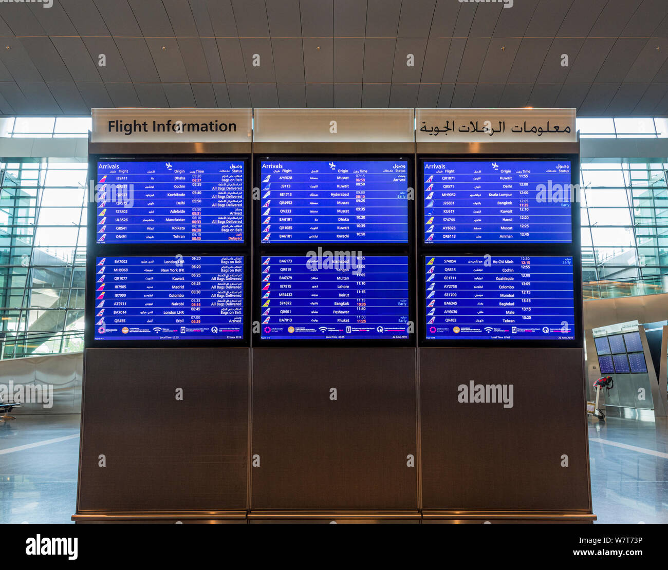 Junta de información de vuelo de llegadas en el Aeropuerto Internacional de Hamad, Doha, Qatar Foto de stock