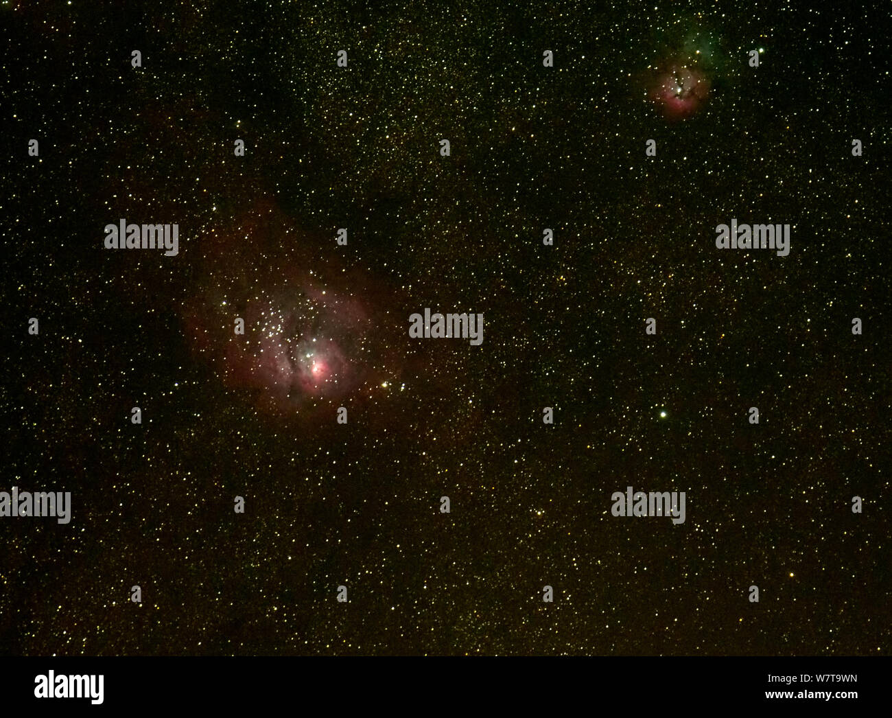 Nebulosa Laggoon dentro de la nube de Sagitario, y la nebulosa Trifid a la esquina superior derecha. El 6 de septiembre de 2013. Foto de stock