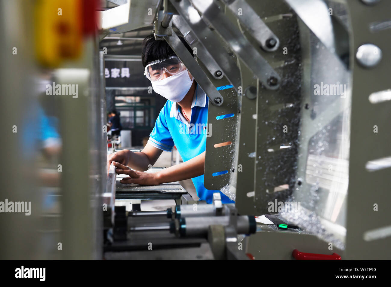 Un trabajador chino fabrica muebles de aluminio en una fábrica en el  condado, Zouping Binzhou Ciudad, provincia de Shandong, en el este de  China, 15 de mayo de 2017. China Fotografía de