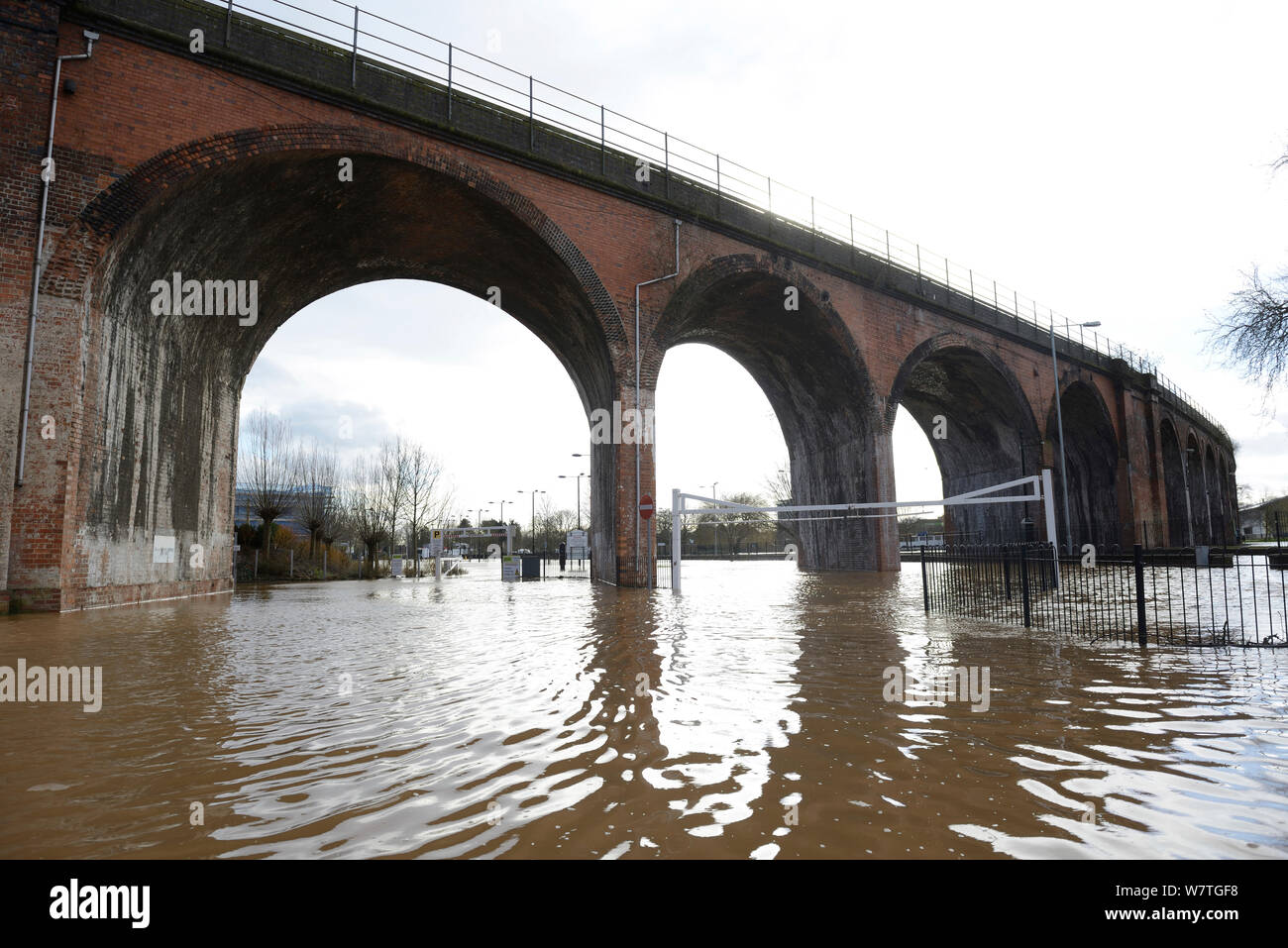 Viaducto Ferroviario en Worcester durante el más alto registrado inundaciones, Inglaterra, Reino Unido. 13 de febrero de 2014. Foto de stock