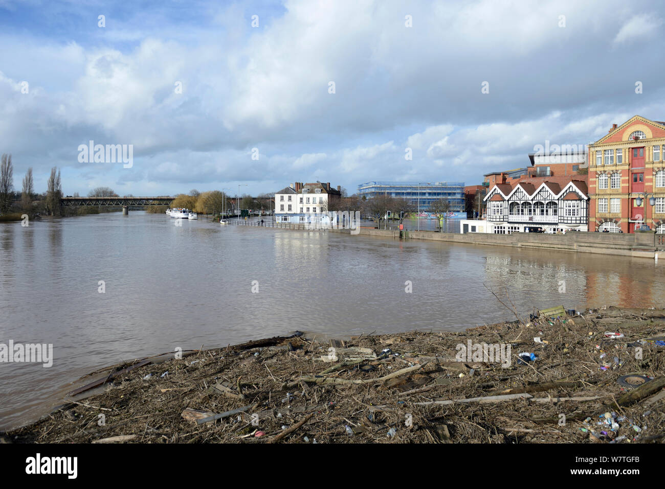 Paisaje desde aguas arriba del puente de Worcester durante inundaciones récord, con lavados escombros, Worcestershire, Inglaterra, Reino Unido, 13 de febrero de 2014. Foto de stock