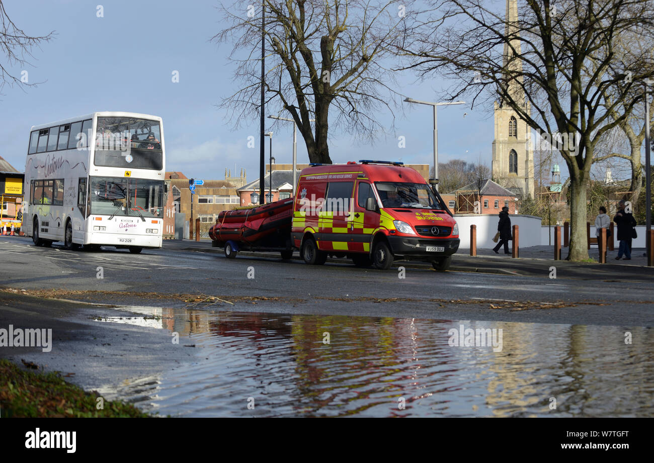 Vehículo de salvamento con autobús y barco RIB récord durante las inundaciones, la nueva carretera, Worcester, Inglaterra, Reino Unido, 13 de febrero de 2014. Foto de stock