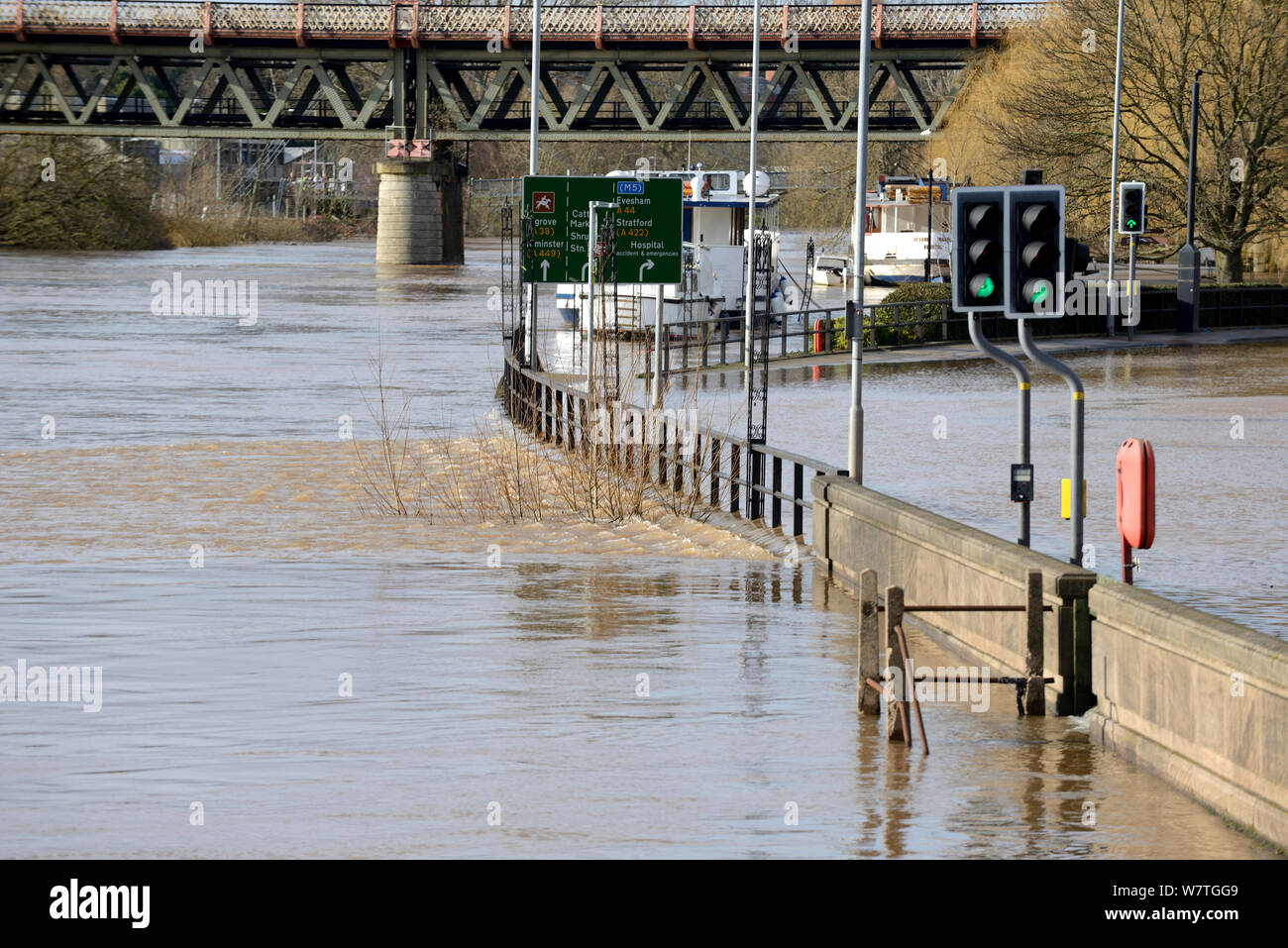 Río Severn riadas en carretera, Worcester, Inglaterra, Reino Unido, 13 de febrero de 2014. Foto de stock
