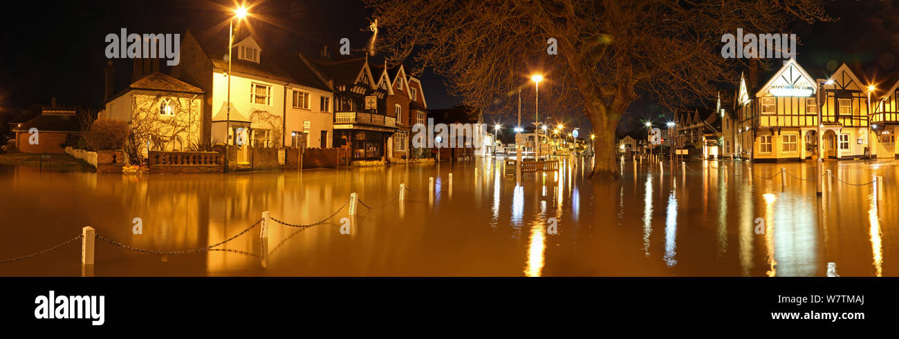 Ciudad de Datchet inundado por la noche durante el mes de febrero de 2014 inundaciones, Berkshire, Inglaterra, Reino Unido, 11 de febrero de 2014. Foto de stock