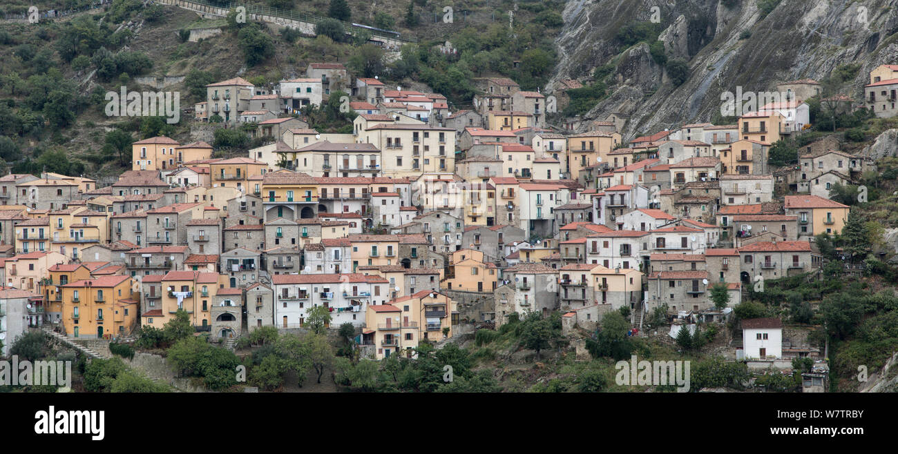 Castelmezzano village en Hillside, Dolomitas Lucane montaña gama, Basilicata, Italia, en octubre de 2013. Foto de stock