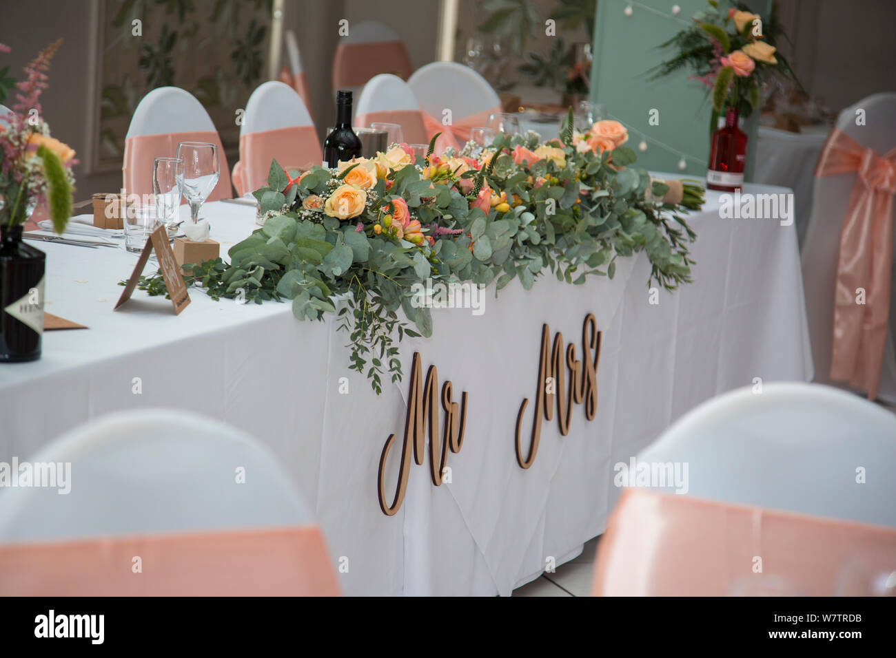 Sala de recepción de bodas sin gente, mostrando toda la decoración de la mesa de la boda parejas en durazno y verde, el día de la boda en Inglaterra Foto de stock