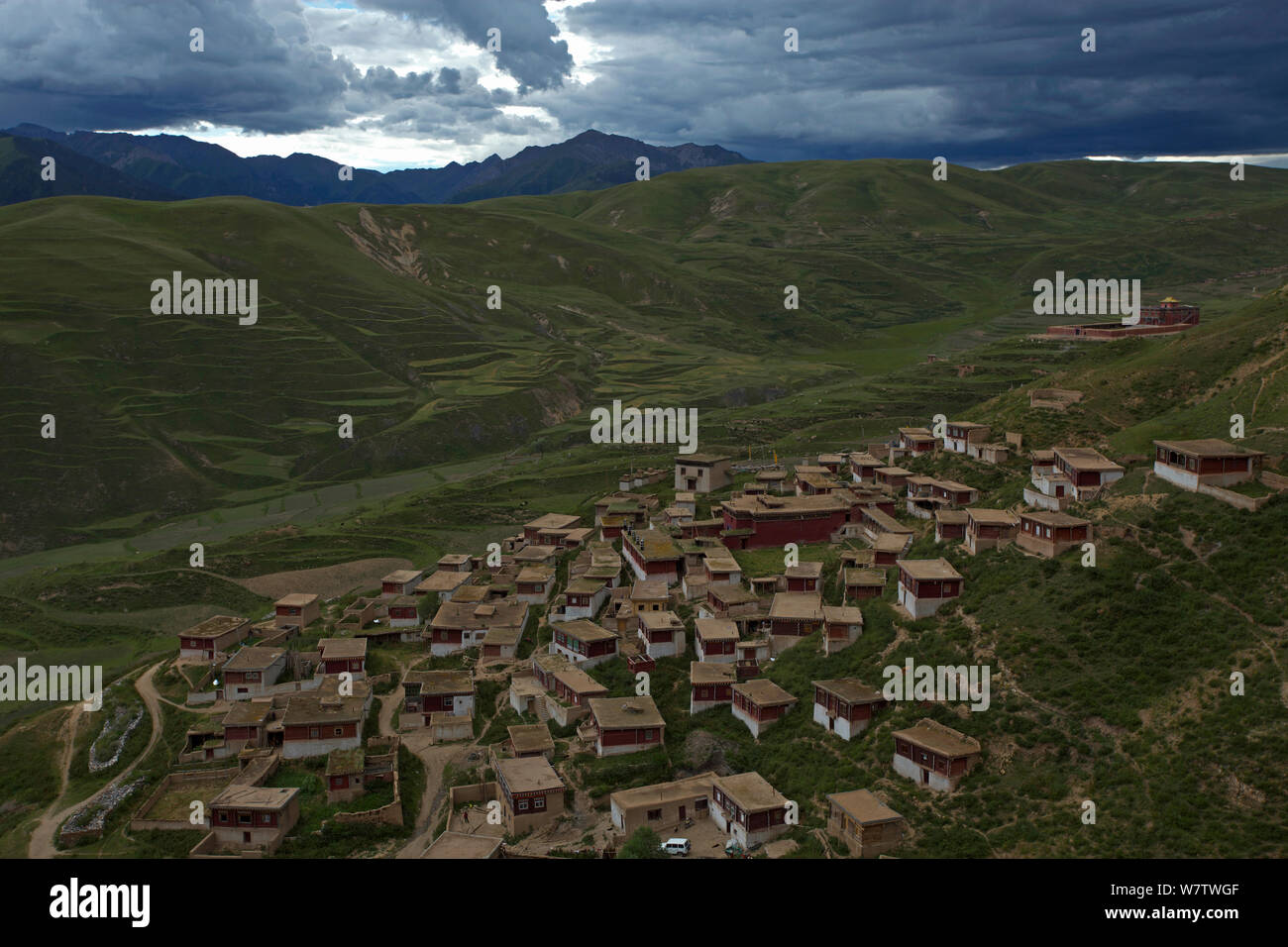 Rewu monasterio tibetano, en la ladera de montaña, Daocheng, provincia de Sichuan, meseta Qinghai-Tibetan (China), en agosto de 2010. Foto de stock