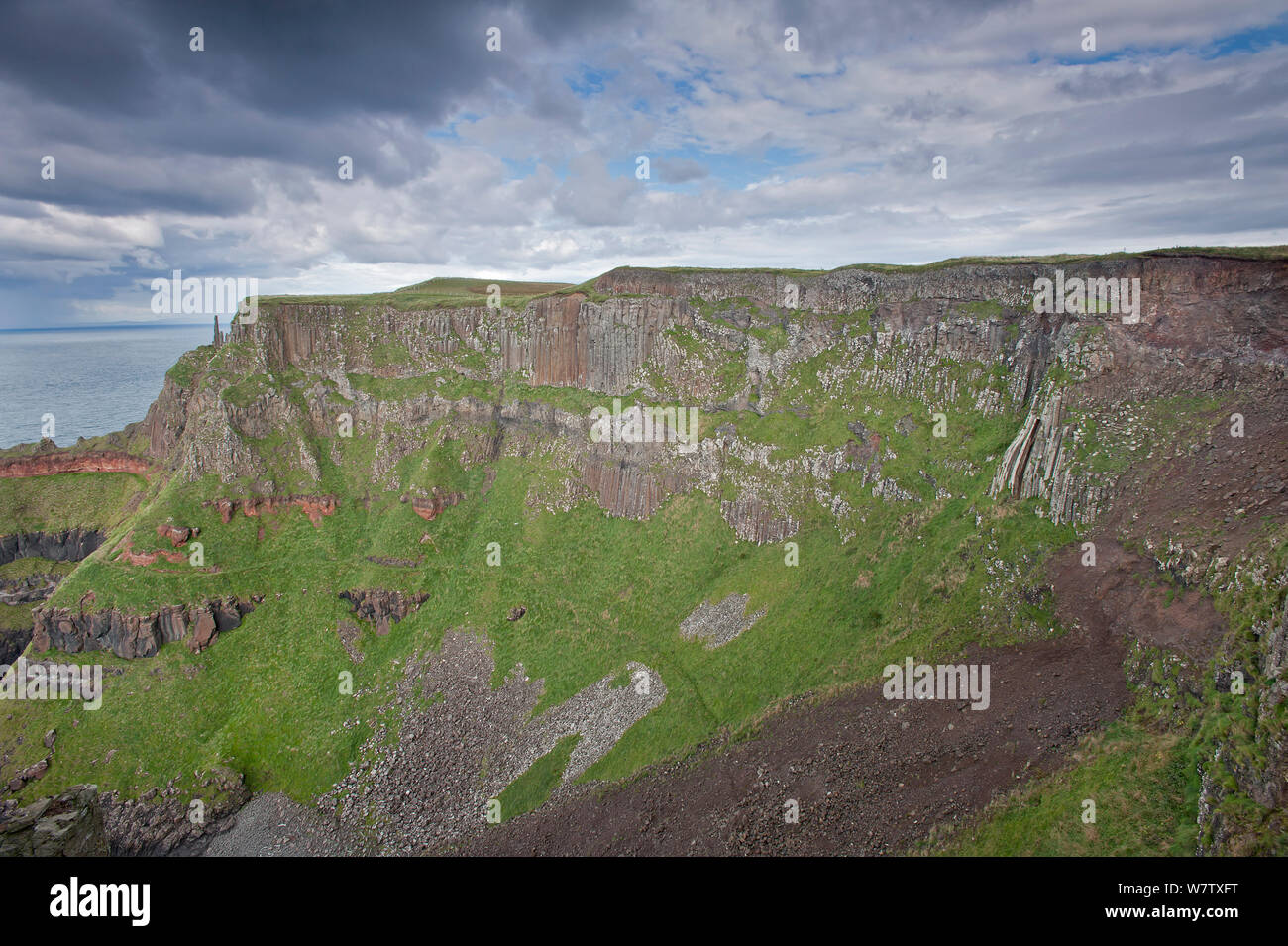 Acantilados costeros, Costa Causeway, Condado de Antrim, Irlanda del Norte, Reino Unido, septiembre de 2013. Foto de stock