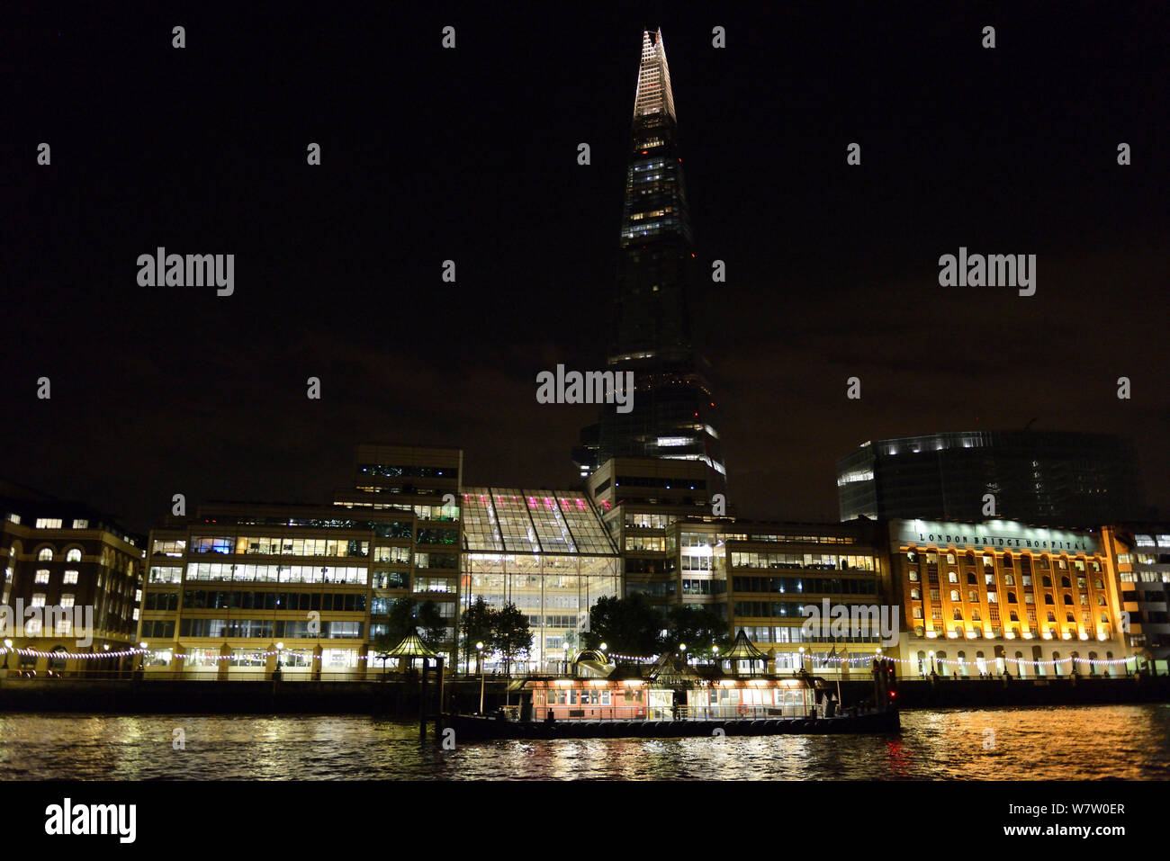 El Shard London Bridge y Hospital de noche, visto desde el río Támesis, Londres, septiembre de 2013. Foto de stock