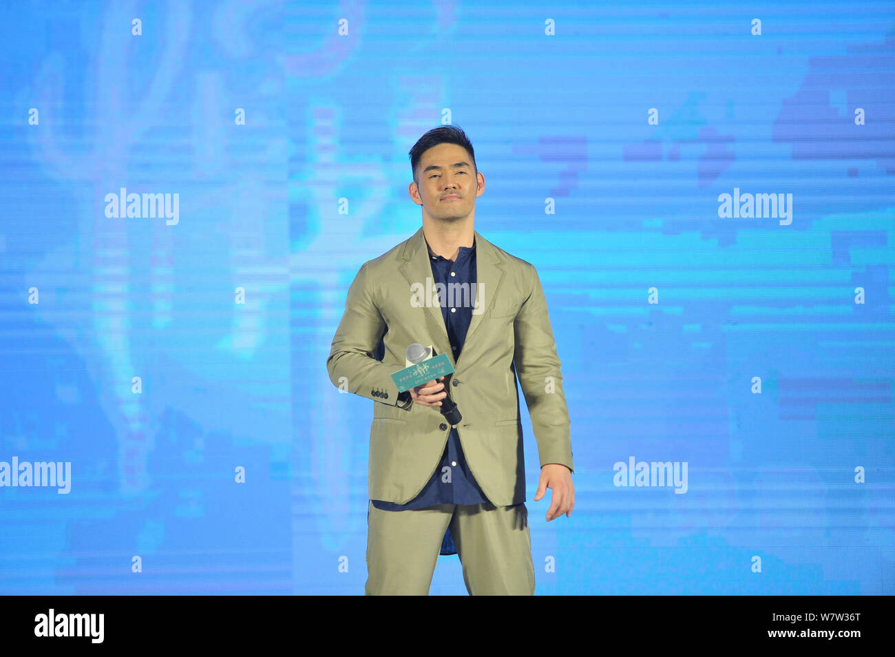 Cantante japonés Kousuke Atari asiste a un evento de lanzamiento de la nueva película de ''cachorro amor'' en Beijng, China, China, 13 de abril de 2017. Foto de stock