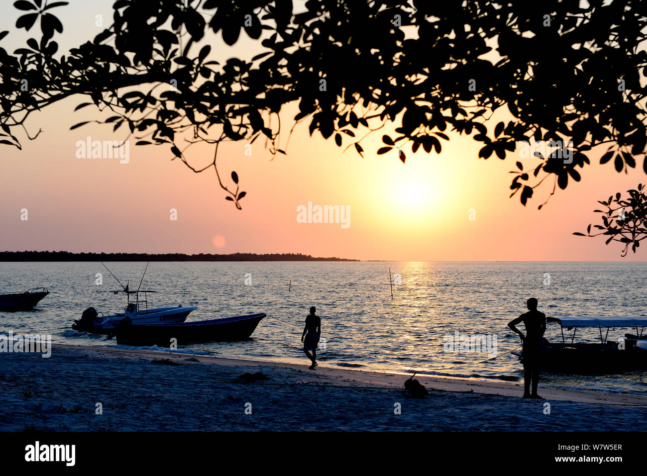 Atardecer en la playa cerca de Orango Park Hotel, Isla de Orango, Guinea-Bissau. De diciembre de 2013. Foto de stock