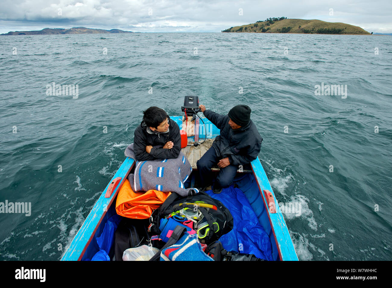 Investigadores y equipos de buceo en un barco en el Lago Titicaca, Bolivia, octubre de 2013. Modelo liberado. Foto de stock