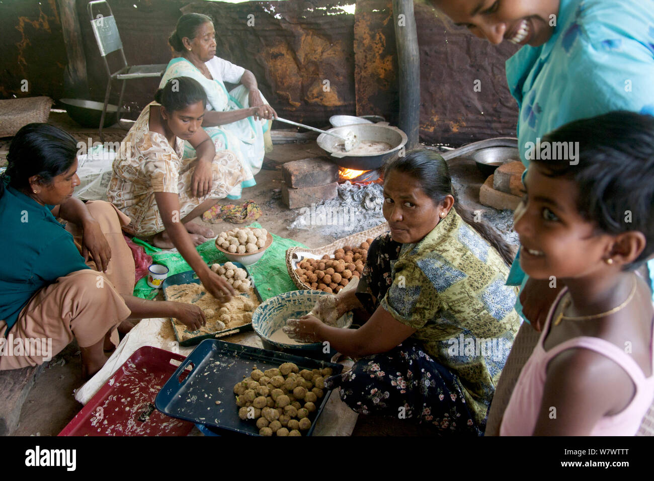 Preparación de alimentos para el festival de la localidad, Sri Lanka, marzo de 2005. Foto de stock