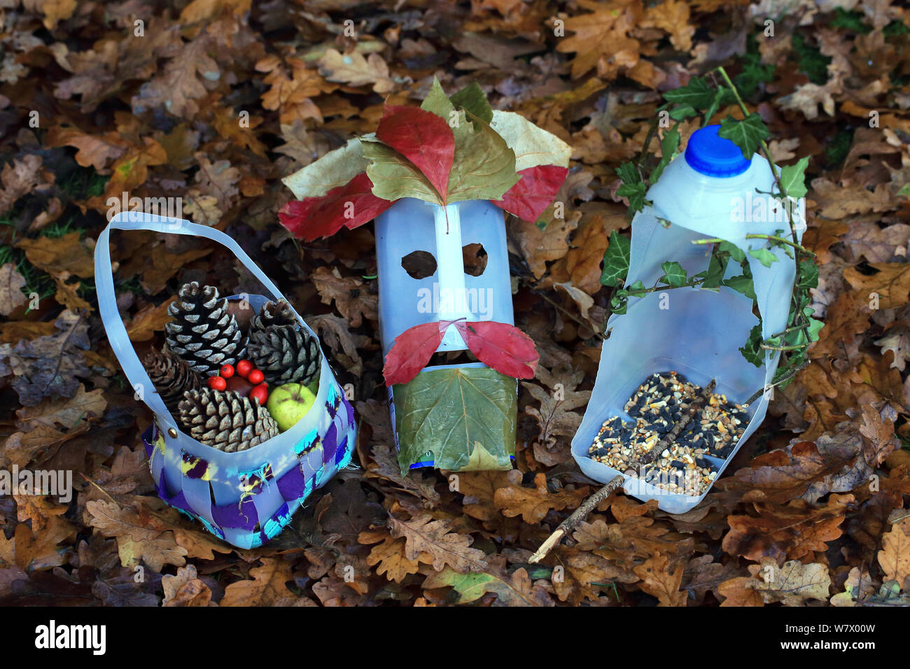 Máscaras hechas de botellas recicladas, Inglaterra, Reino Unido, diciembre Foto de stock