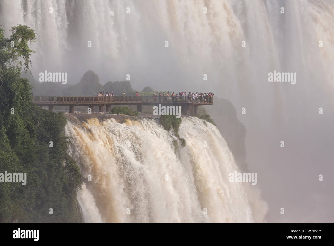 Las Cataratas de Iguazú y los turistas en plataforma de visualización, las Cataratas del Iguazú, Parque Nacional de Iguazú, Brasil, en enero de 2014. Foto de stock