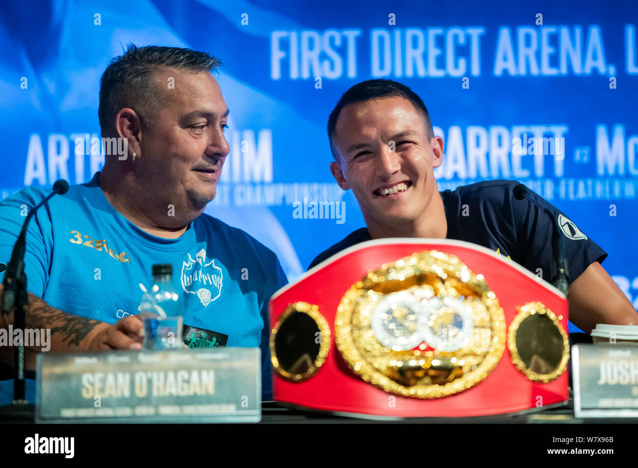 Josh Warrington (derecha) con su padre y el entrenador Sean O'Hagan durante la conferencia de prensa en el Carriageworks, Leeds. Foto de stock