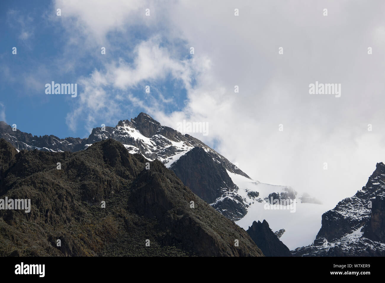 Cordillera Ruwenzoris, visto desde el punto Margerita, con Stanley&#39;s glaciar en la derecha. República Democrática del Congo, en febrero de 2012. Foto de stock